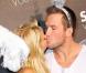 Après la tendance place aux... Has Been ! Quand Paris Hilton embrasse fougueusement son ami Doug Reinhardt, c'est vraiment cheap.  