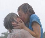 Si toutes les filles sont dingues de N'oublies jamais, Rachel McAdams et Ryan Gosling nous ont avant tout offert le baiser le plus mouillé mais aussi... le plus romantique !  