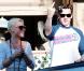 Pink et son chéri Carey Hart : ils aiment toujours autant les paparazzi... Oh, un vilain doigt !
