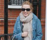 Kylie Minogue sortant lundi 15 février de son domicile Londonien
