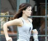 Même dans l'effort Kate Beckinsale reste la femme la plus belle du monde ! Mais comment fait-elle ? 