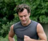 Jude Law fait son original même lors d'une séance sportive ! Mais qu'est ce que c'est que ce look ? 