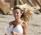 Pour Pamela Anderson, c'est jamais sans son chien ! Même sans son bikini rouge, lorsque Pamela court sur une plage c'est sexy !  
