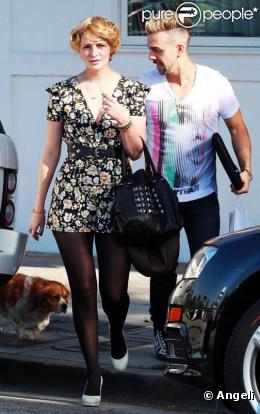 Mischa Barton retourne chez Byron & Tracey, un salon de coiffure de Los Angeles, afin de continuer sa transformation. Après avoir opté pour le blond, elle s'offre des extensions le 17 février 2010 