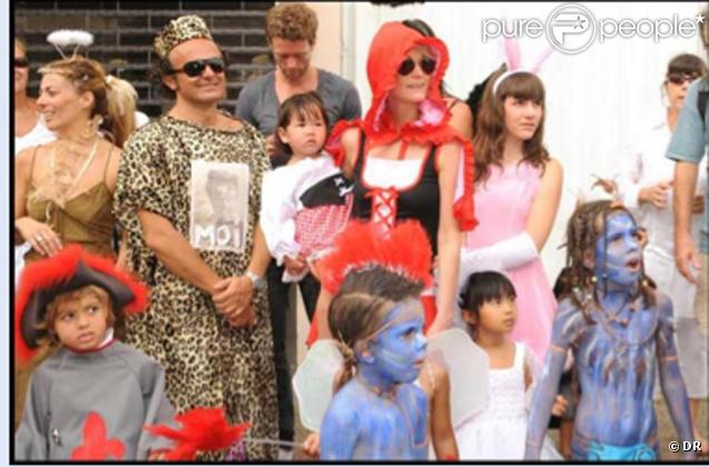 Laeticia Hallyday au Carnaval à Saint Barthélémy avec sa soeur Margaux et ses deux choupettes Jade et Joy.