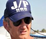 Sean Penn apporte de l'aide humanitaire aux réfugiés d'Haïti en février 2010 