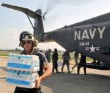 Sean Penn apporte de l'aide humanitaire aux réfugiés d'Haïti en février 2010 
