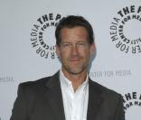 Problème de plomberie ? James Denton est là : un tuyau d'arrosage ne sera pas de luxe pour nous rafraîchir... Chaleur estimée... 75 % ! 