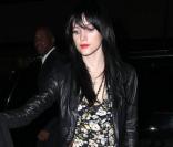 Ashlee Simpson avec le bras de Pete Wentz (19 février 2010) 