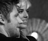 Agyness Deyn reçoit de précieux conseils de la part du Directeur artistique de la marque, pendant le shooting