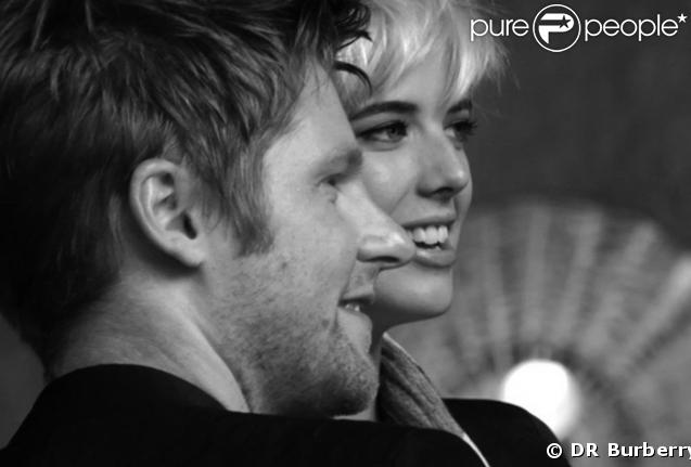 Agyness Deyn reçoit de précieux conseils de la part du Directeur artistique de la marque, pendant le shooting
