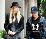 Paris Hilton et un ami à Los Angeles, le 24 février 2010