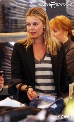 Rebecca Romijn faisant son shopping à Beverly Hills, le 24 février 2010