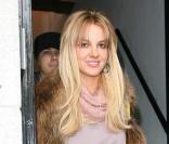 Britney arbore sa nouvelle couleur blonde, samedi 27 février, lors d'une virée shopping à Beverly Hills.