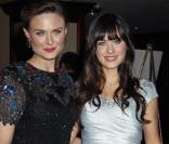 Emily et Zooey Deschanel : les soeurs réunies... en hommage à leur père, avec la famille de Ryan O'Neal !