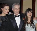 Les soeurs Emily et Zooey Deschanel, entourées de leur papa Caleb et son épouse Mary Jo, samedi 27 février, lors des 24e Outstanding Achievement Awards, à Century City.
