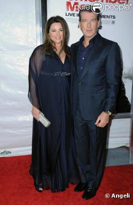 Pierce Brosnan et son épouse Kelly Shaye Smith lors de la première de Remember Me à New York au Paris Theater le 1er mars 2010