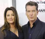 Pierce Brosnan et son épouse Kelly Shaye Smith lors de la première de Remember Me à New York au Paris Theater le 1er mars 2010