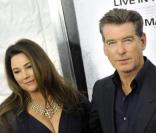 Pierce Brosnan et son épouse Kelly Shaye Smith lors de la première de Remember Me à New York au Paris Theater le 1er mars 2010