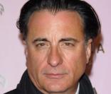 Andy Garcia a participé au projet Somos El Mundo, la reprise espagnole de la chanson Heal the World de Michael Jackson, en faveur des sinsitrés d\'Haïti.