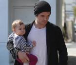Cam Gigandet en balade en famille à West Hollywood, le 2 mars 2010