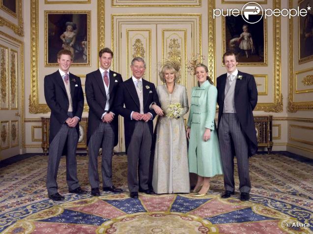 Le prince Charles avec Harry et William, pose aux côtés de Camilla Parker Bowles et ses deux enfants, Laura et Tom. 