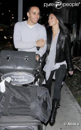 Nicole Scherzinger et Lewis Hamilton, amoureux, à l'aéroport de Los Angeles. 05/03/2010