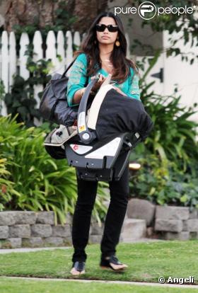 Camila Alves, chérie de Matthew McConaughey se balade avec sa petite Vida. Mars 2010