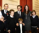Dany Boon et son épouse Yaël, entourés de leurs deux enfants Elia et Eytan, et des deux premiers enfants de l'acteur, Mehdi et Noé. Le 10 novembre 2009 à l'Elysée, avec Nicolas Sarkozy. 