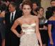 Miley Cyrus dans une fabuleuse robe poudrée Jenny Packham à la 82e cérémonie des Oscars à Los Angeles