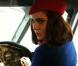 Kate Nash en hôtesse de l'air des années 1950 : ça plane pour elle et tous ses amis dans le clip de 