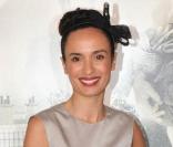 La très mignonne Amelle Chahbi à l'occasion de l'avant-première de  La Rafle  qui s'est tenue au Gaumont des Champs-Elysées, à Paris, le 8 mars 2010.
