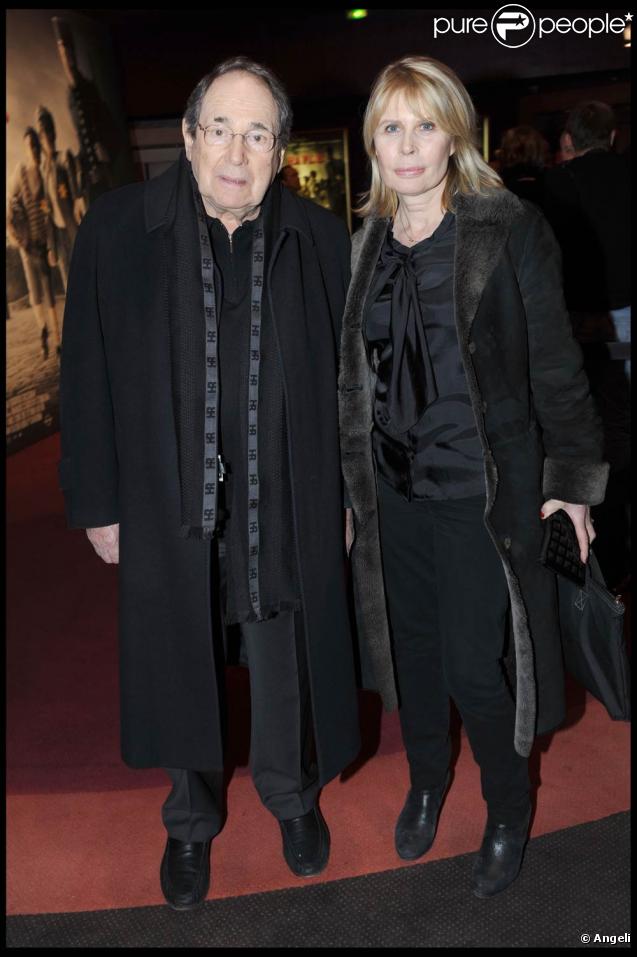 Robert Hossein et Candice Patou à l'occasion de l'avant-première de  La Rafle  qui s'est tenue au Gaumont des Champs-Elysées, à Paris, le 8 mars 2010.