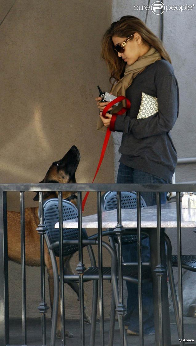 Eva Mendes et son chien à Beverly Hills, le 9 mars 2010