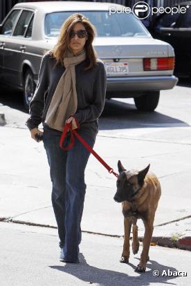 Eva Mendes et son chien à Beverly Hills, le 9 mars 2010