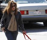 Eva Mendes et son chien à Beverly Hills, le 9 mars 2010