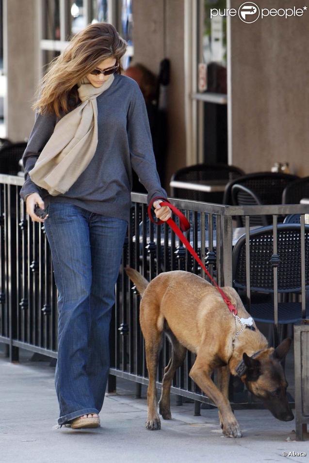 Eva Mendes et son chien à Beverly Hills, le 9 mars 2010