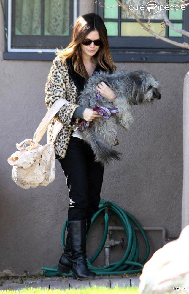 Rachel Bilson et son chien à Toluca Lake, le 9 mars 2010