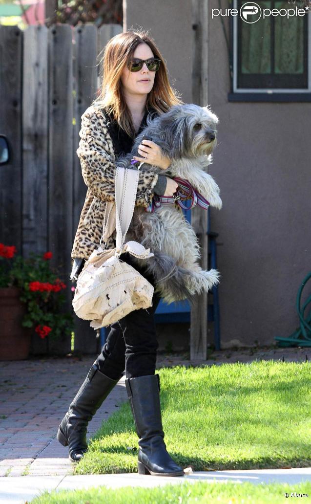 Rachel Bilson et son chien à Toluca Lake, le 9 mars 2010
