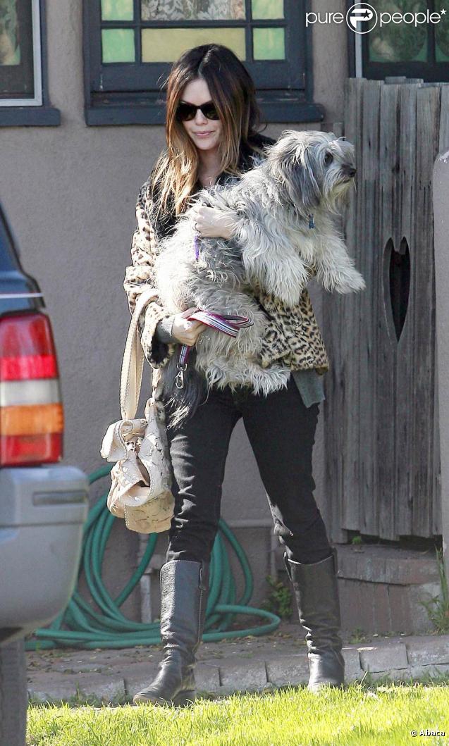 Rachel Bilson et son chien à Toluca Lake, le 9 mars 2010