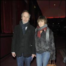 Hippolyte Girardot et son épouse à la générale du spectacle de Michel Boujenah "Enfin libre" à l'Olympia le 9 mars 2010
