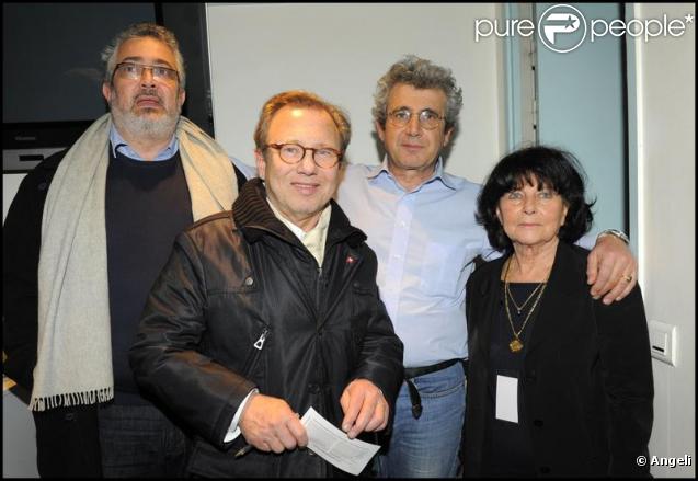 Michel Boujenah entouré de ses deux frères et sa mère à la générale du spectacle de Michel Boujenah 