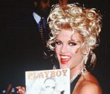 Anna Nicole Smith pose avec son Playboy, le 24 mai 1993 !