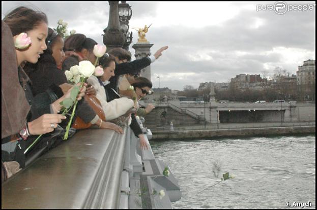 Katoucha : un ultime hommage lui a été rendu Pont Alexandre III par ses proches