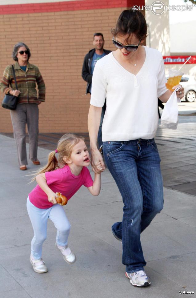 Jennifer Garner et sa fille Violet, le 12 mars 2010 à Santa Monica.