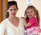 Violet Affleck et sa maman Jennifer Garner passent un moment rien que toutes les deux à Santa Monica, le 12 mars 2010