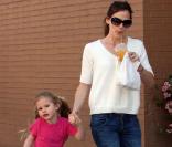 Violet Affleck et sa maman Jennifer Garner passent un moment rien que toutes les deux à Santa Monica, le 12 mars 2010