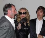 Tom Munro, Madonna et Steven Klein (costume noir) au vernissage l'exposition Tom Munro à Los Angeles, le 6 mars 2010 !