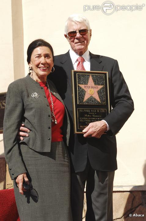 Peter Graves, en compagnie de sa femme Joan Endress, reçoit son étoile sur Hollywood Blvd en octobre 2009 à Los Angeles
