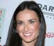 Demi Moore superbe avec une longue chevelure brune et brillante. Un brushing au top !